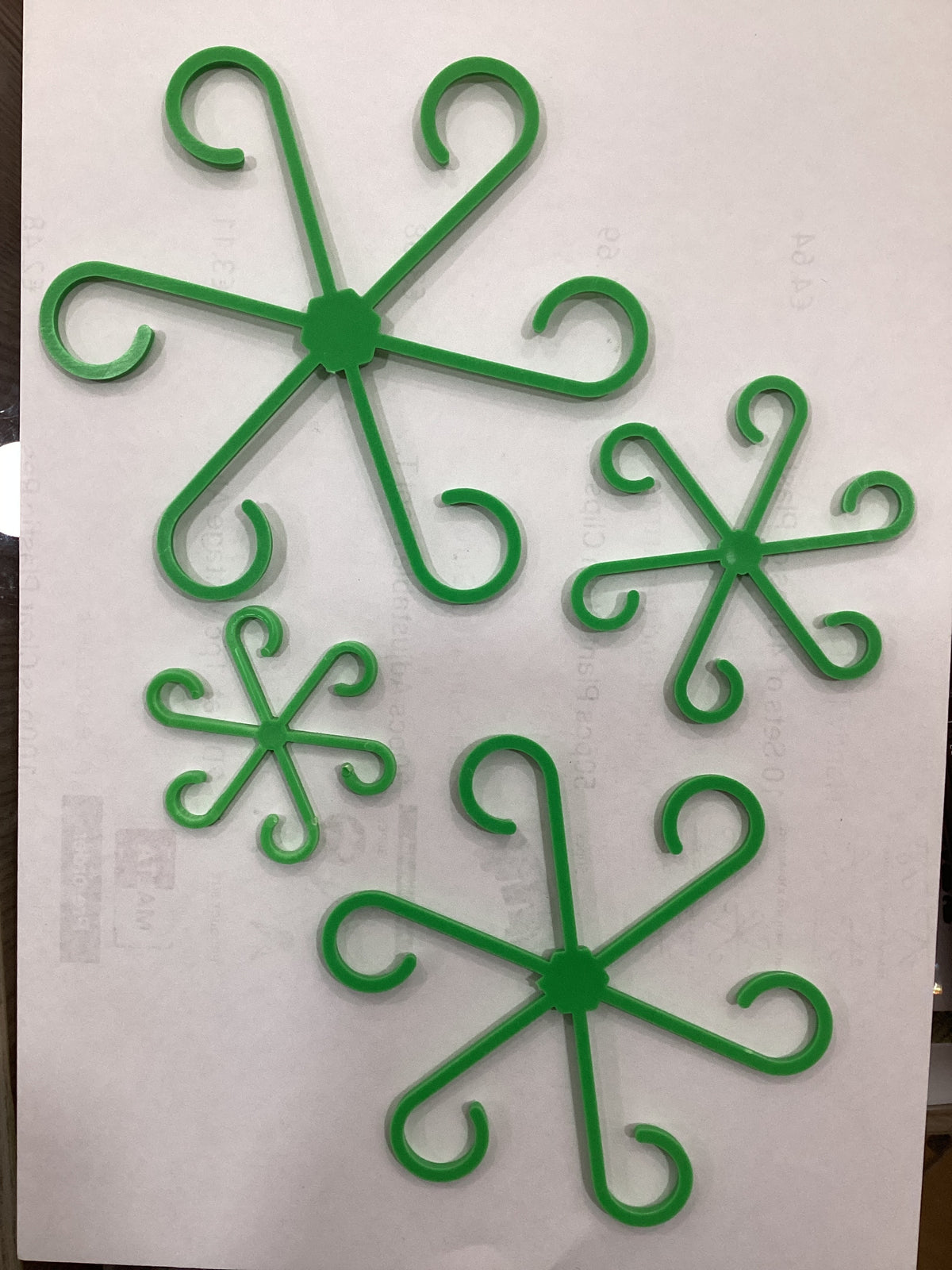 STURDY PLASTIC PLANT  SET 4 CLIPS
